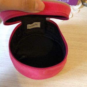 Benefit Makeup - Benefit round makeup Bag Benefit Makeup - Benefit round makeup Bag